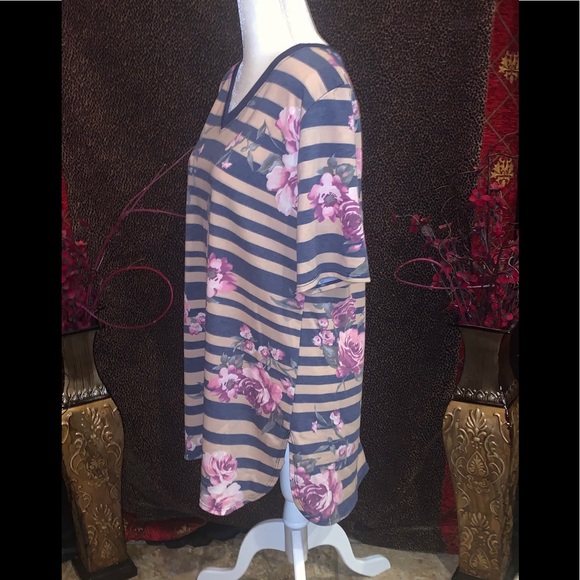 ***Crepas V-Neck Floral Top  - Size 1XL - Picture 3 of 5